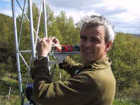 Bjørn-Gitle Hauge monterer kamera i masta