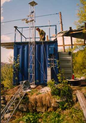 Bjørn-Gitle Hauge monterer kamera i masta